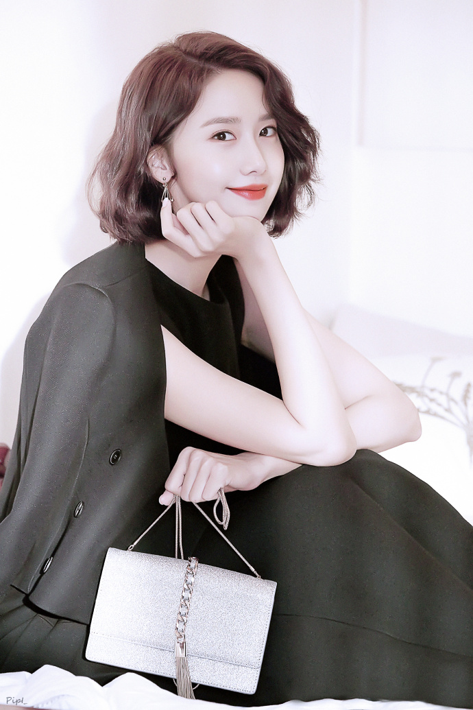 韩国美女明星林允儿短发造型唯美写真