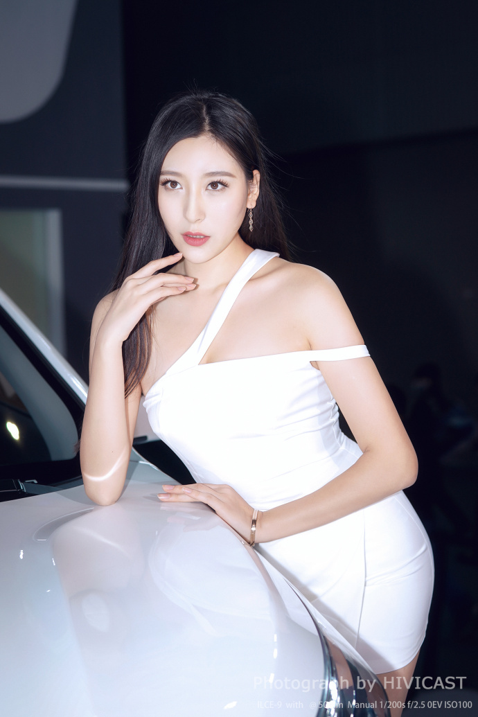 广州车展性感美女模特白色连衣裙图片