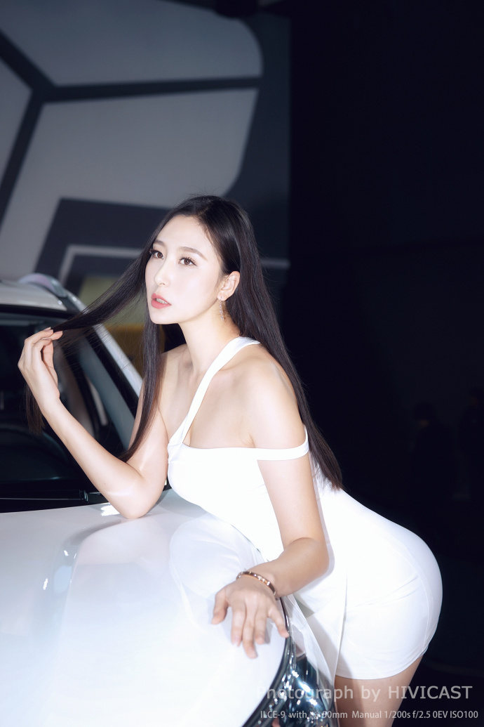 广州车展性感美女模特白色连衣裙图片