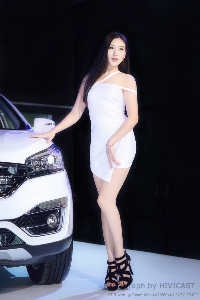 广州车展性感美女模特白色连衣裙图片