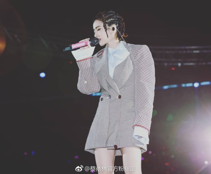 台湾美女明星蔡依林辫子新发型图片