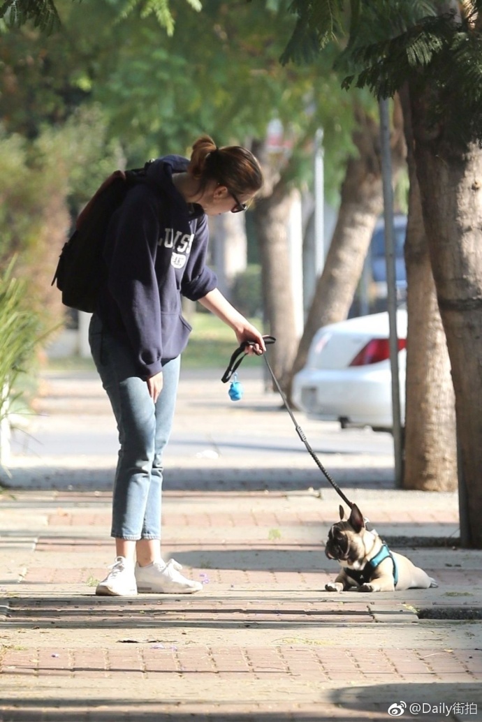 欧美美女明星英国女演员Mia Goth出街遛狗街拍图片