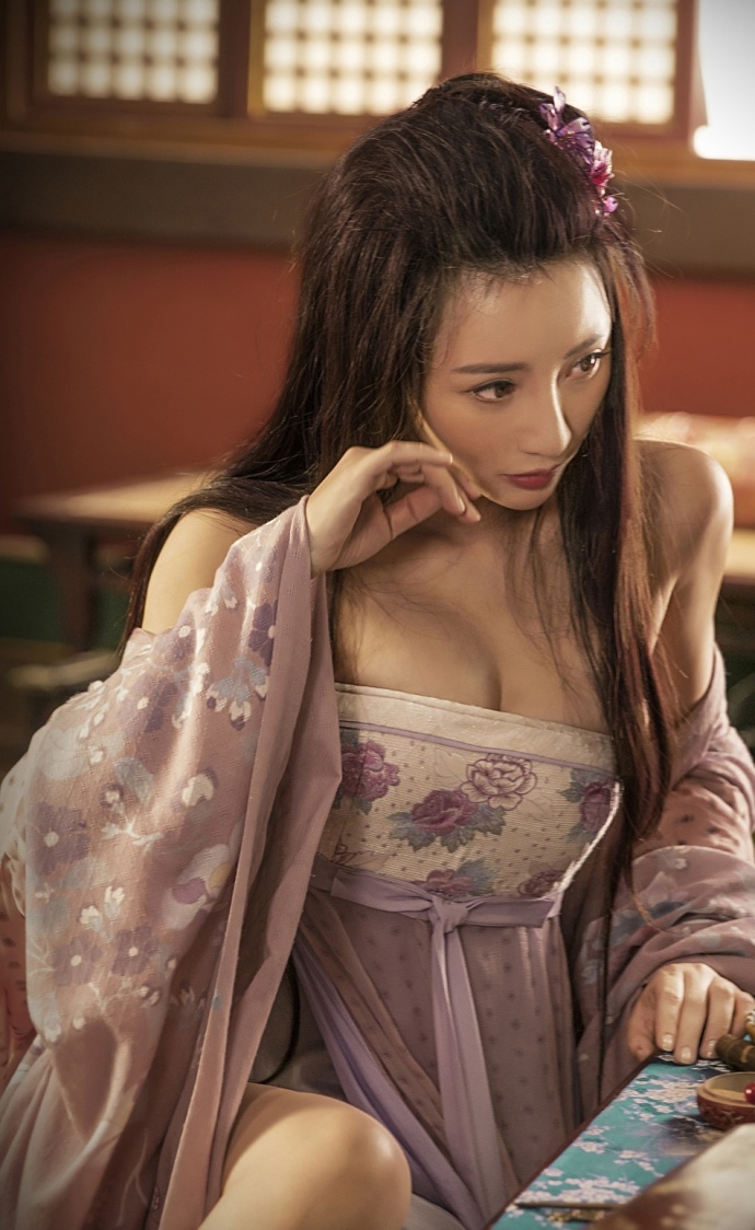 柳岩微博晒出其出演电影《奇门遁甲》古装造型