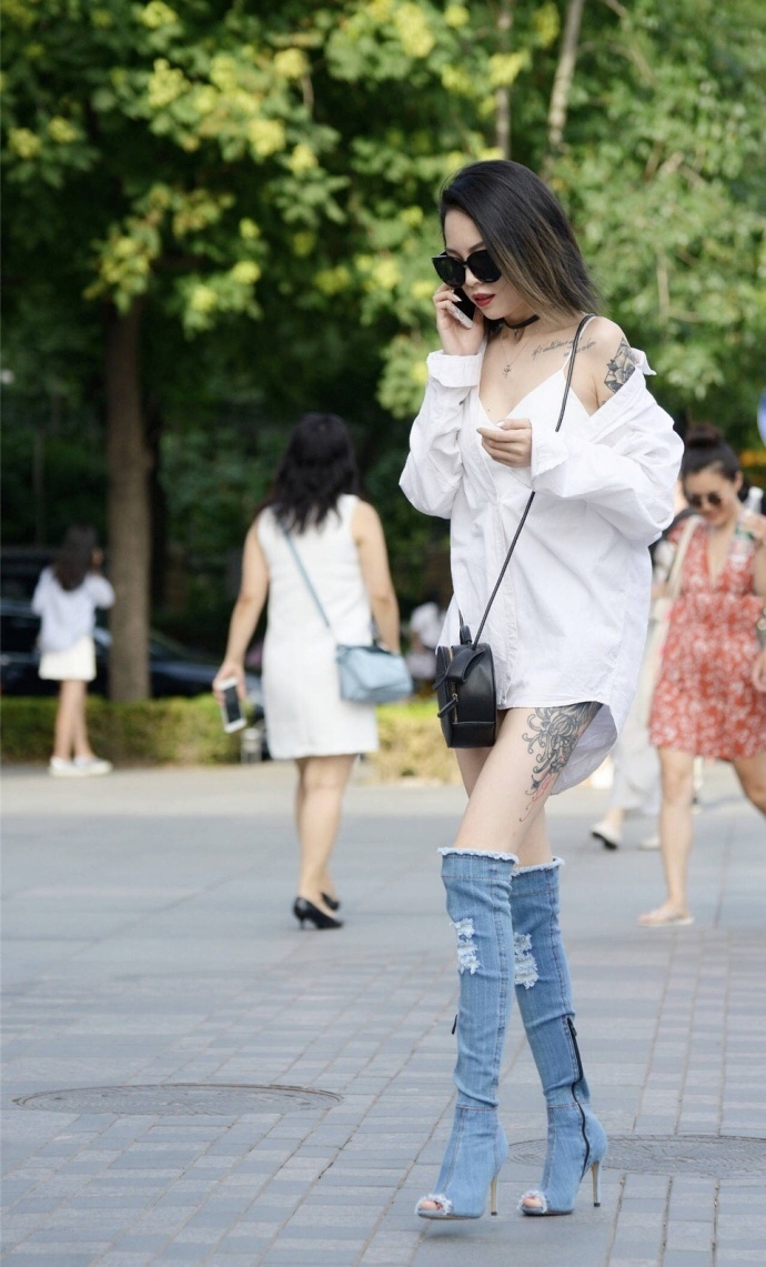 大长腿美女街拍照性感纹身图片