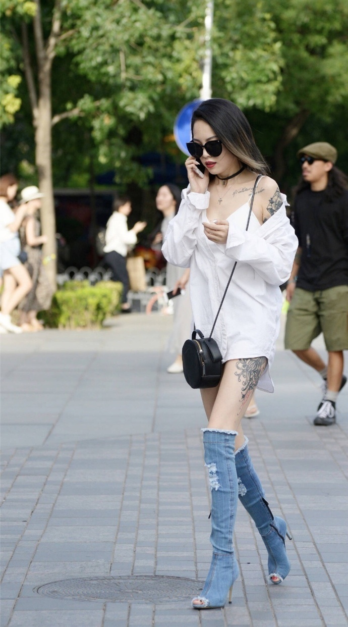 大长腿美女街拍照性感纹身图片