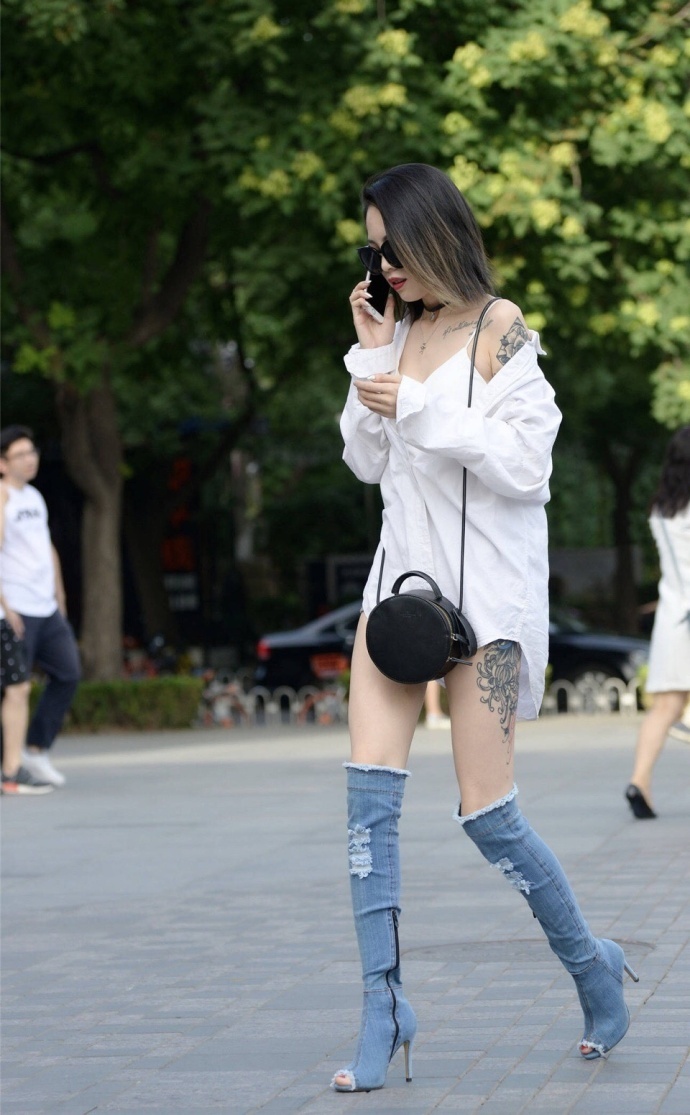 大长腿美女街拍照性感纹身图片