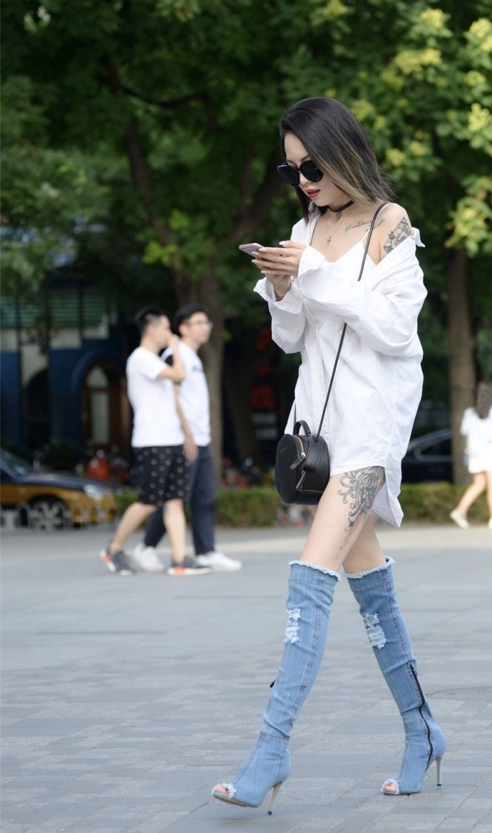 大长腿美女街拍照性感纹身图片