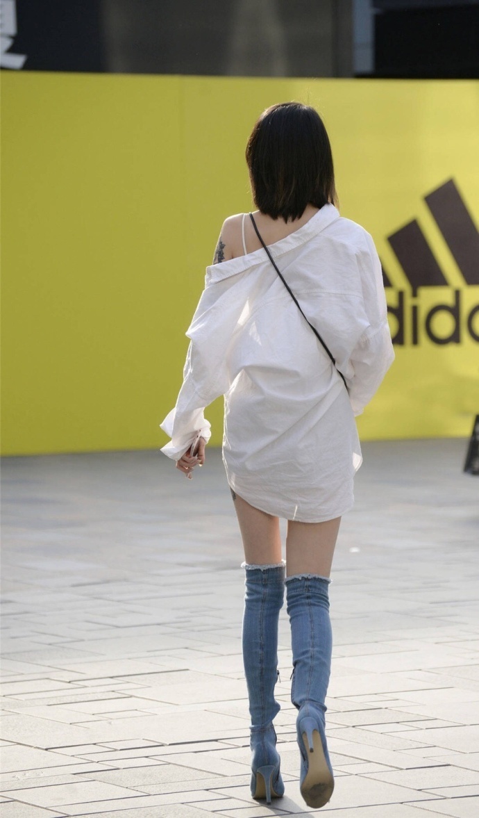 大长腿美女街拍照性感纹身图片