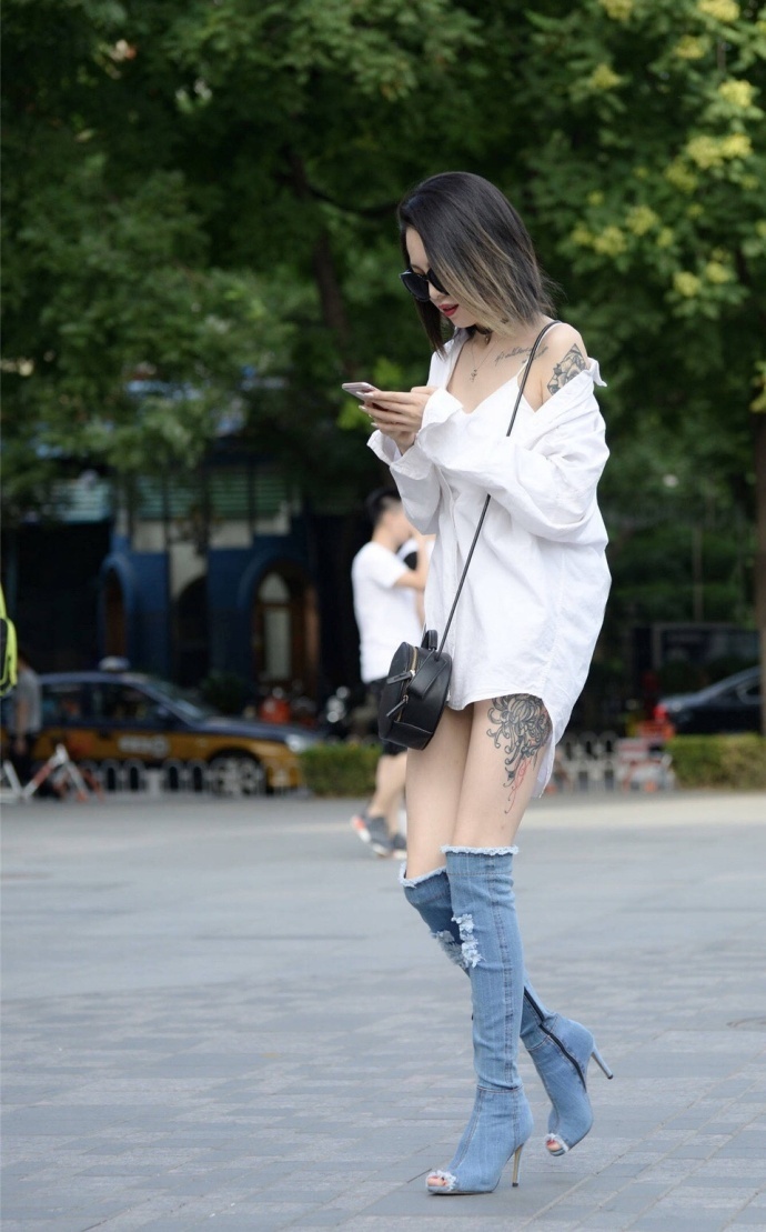 大长腿美女街拍照性感纹身图片