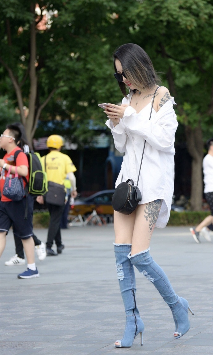 大长腿美女街拍照性感纹身图片