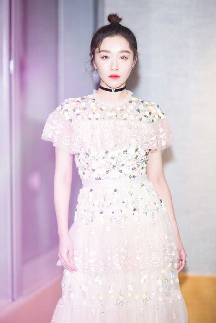 东北美女明星阚清子出席​COSMO时尚美丽盛典礼服
