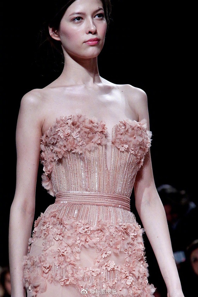 欧美美女模特演绎Elie Saab2011春夏高定裸粉色礼服
