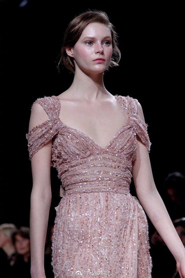 欧美美女模特演绎Elie Saab2011春夏高定裸粉色礼服