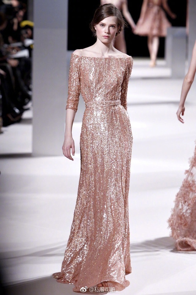 欧美美女模特演绎Elie Saab2011春夏高定裸粉色礼服