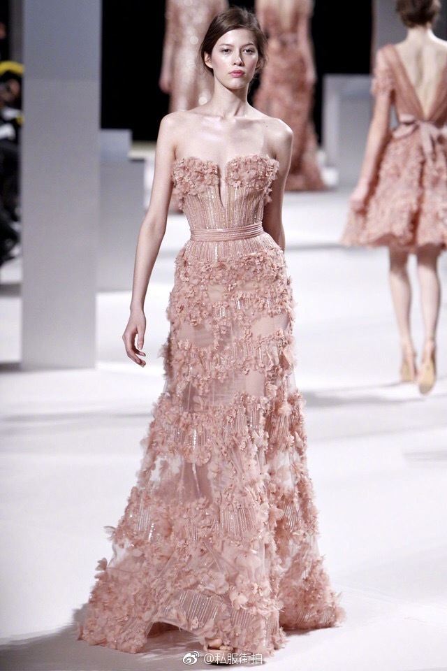 欧美美女模特演绎Elie Saab2011春夏高定裸粉色礼服