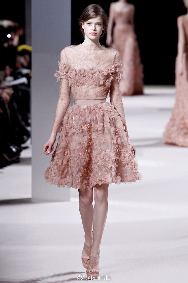 欧美美女模特演绎Elie Saab2011春夏高定裸粉色礼服