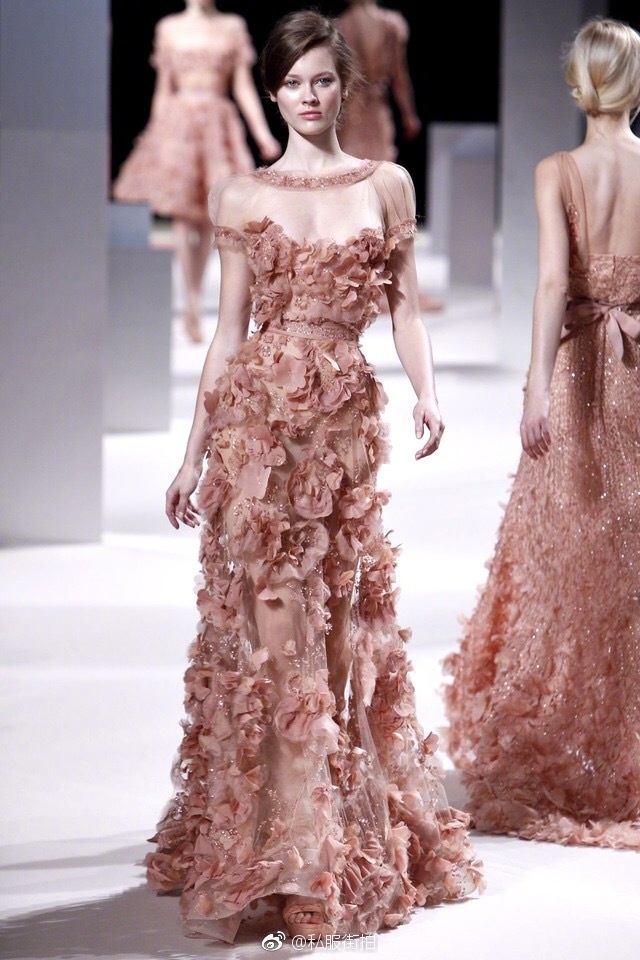 欧美美女模特演绎Elie Saab2011春夏高定裸粉色礼服