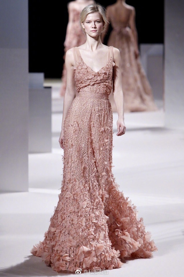 欧美美女模特演绎Elie Saab2011春夏高定裸粉色礼服