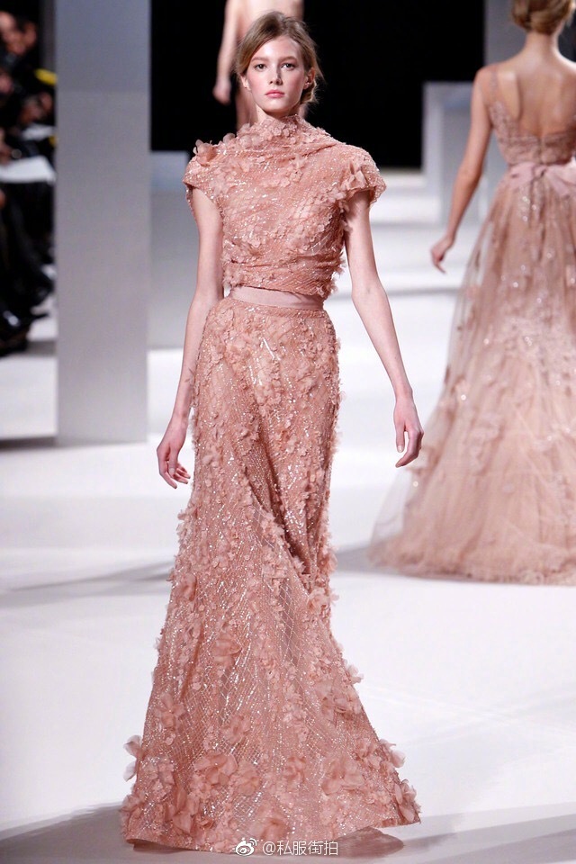 欧美美女模特演绎Elie Saab2011春夏高定裸粉色礼服
