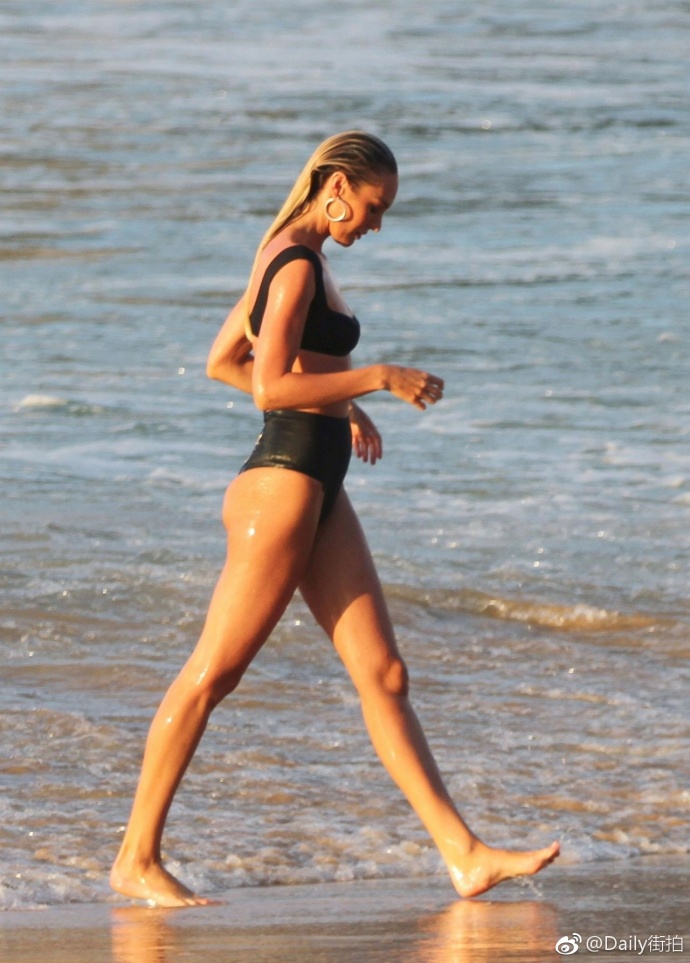 欧美美女明星Candice Swanepoel巴西度假图片