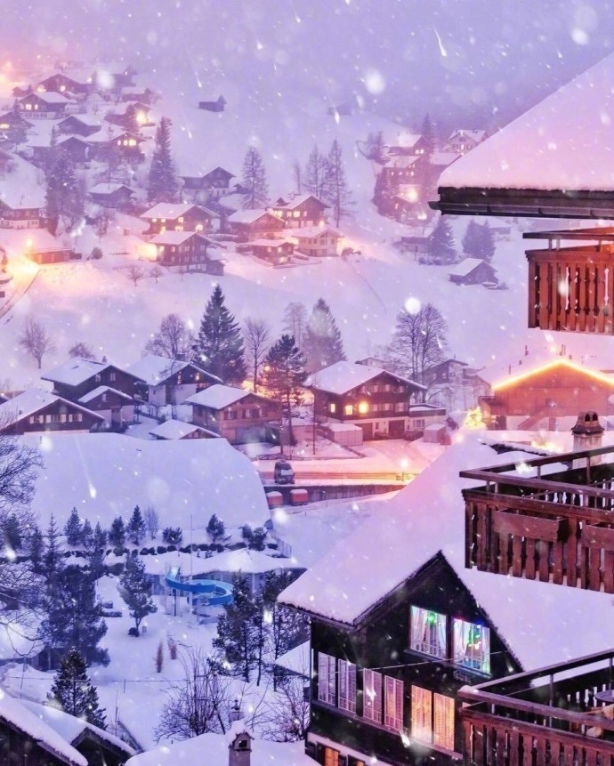 瑞士夜晚的雪景仿佛进入童话世界一样