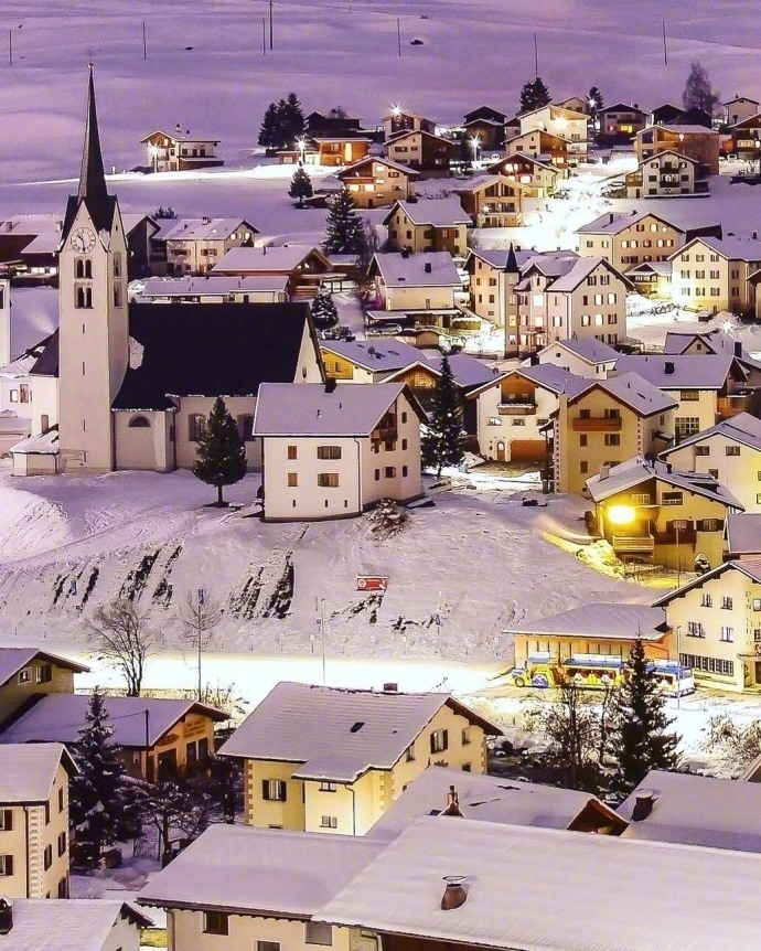 瑞士夜晚的雪景仿佛进入童话世界一样