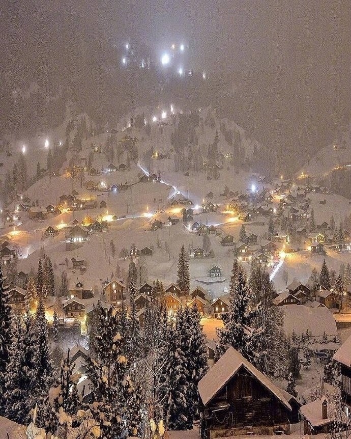 瑞士夜晚的雪景仿佛进入童话世界一样