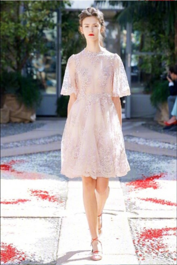 欧美美女模特演绎Luisa Beccaria Spring 2018阳光中的美