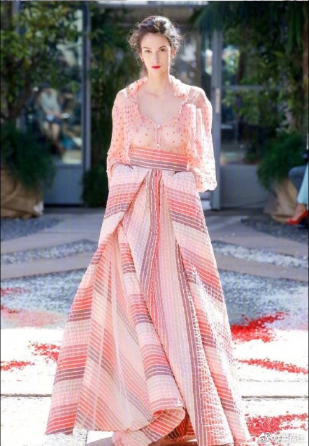 欧美美女模特演绎Luisa Beccaria Spring 2018阳光中的美