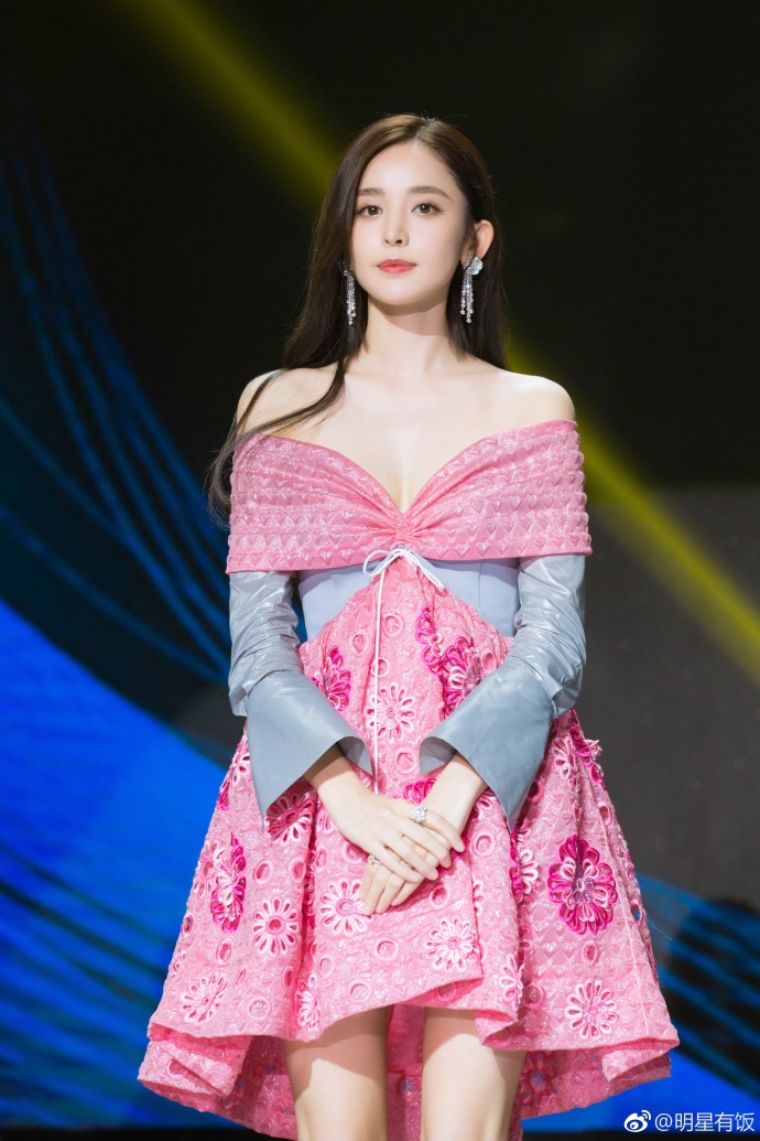新疆美女明星古力娜扎时装之夜红毯图片