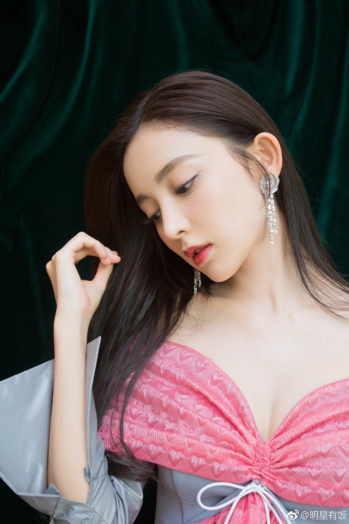 新疆美女明星古力娜扎时装之夜红毯图片