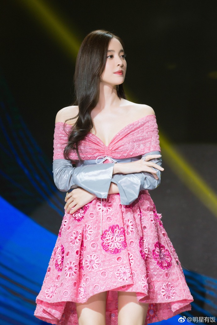 新疆美女明星古力娜扎时装之夜红毯图片