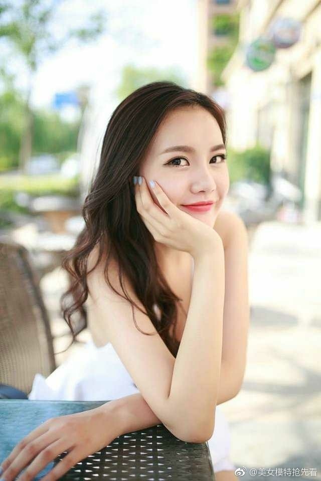 性感美女大波浪卷长发成熟诱惑图片