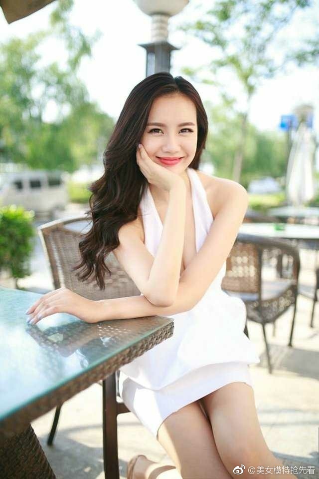 性感美女大波浪卷长发成熟诱惑图片