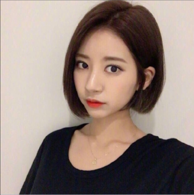 好看的女生短发发型图片_短发美女自拍照