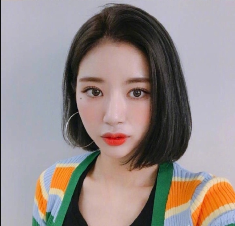 好看的女生短发发型图片_短发美女自拍照