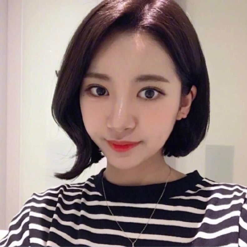 好看的女生短发发型图片_短发美女自拍照