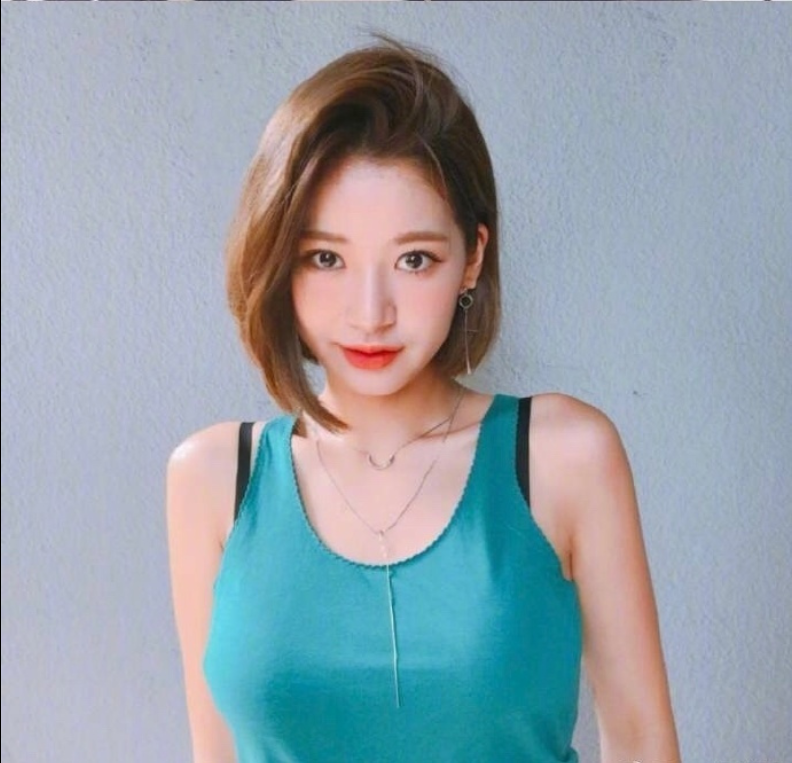 好看的女生短发发型图片_短发美女自拍照