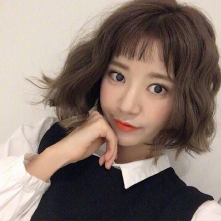 好看的女生短发发型图片_短发美女自拍照