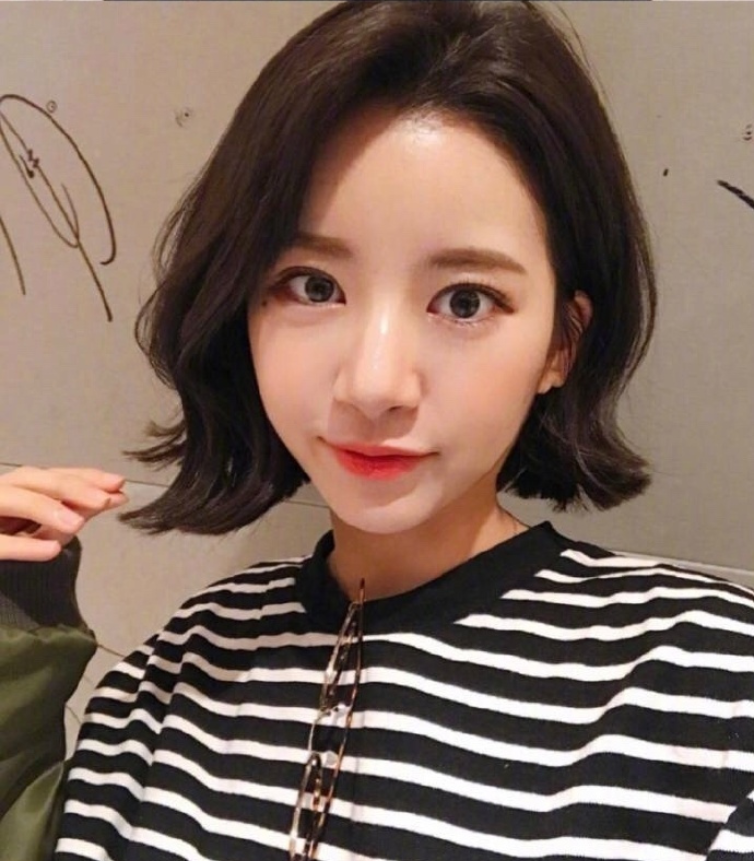 好看的女生短发发型图片_短发美女自拍照