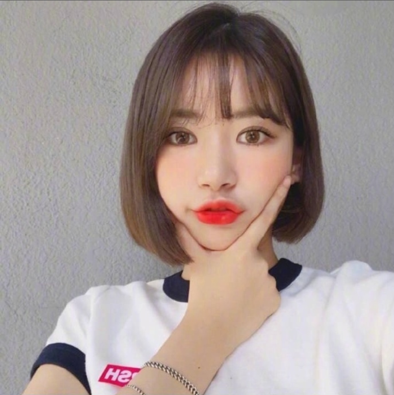 好看的女生短发发型图片_短发美女自拍照