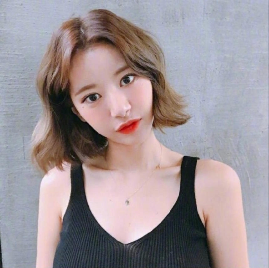 好看的女生短发发型图片_短发美女自拍照