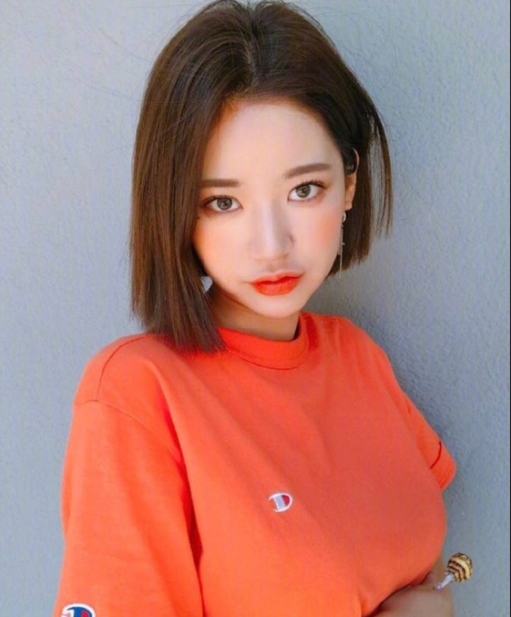 好看的女生短发发型图片_短发美女自拍照