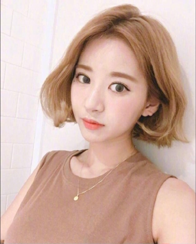 好看的女生短发发型图片_短发美女自拍照