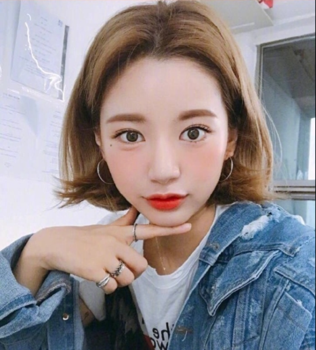 好看的女生短发发型图片_短发美女自拍照