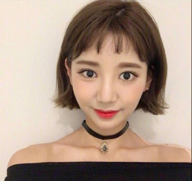 好看的女生短发发型图片_短发美女自拍照