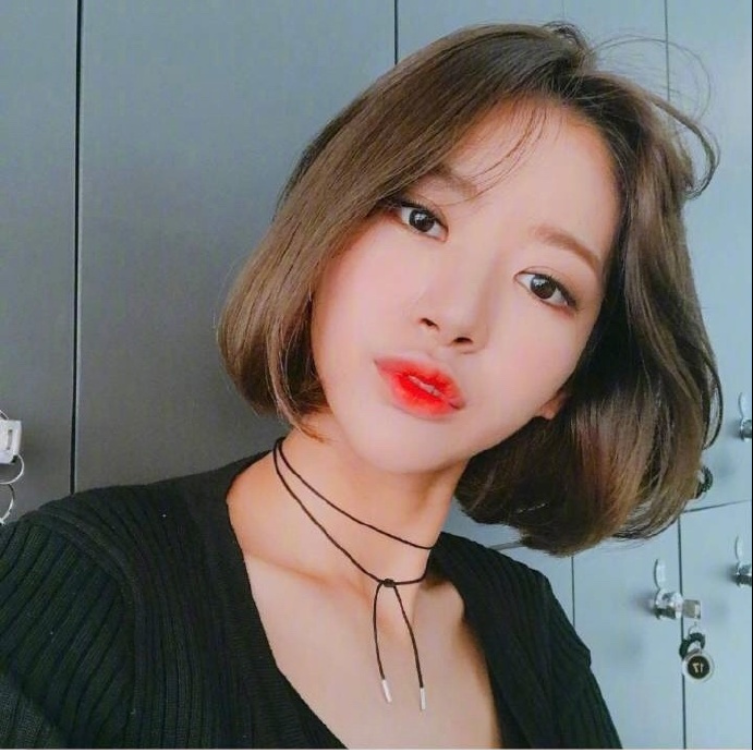 好看的女生短发发型图片_短发美女自拍照