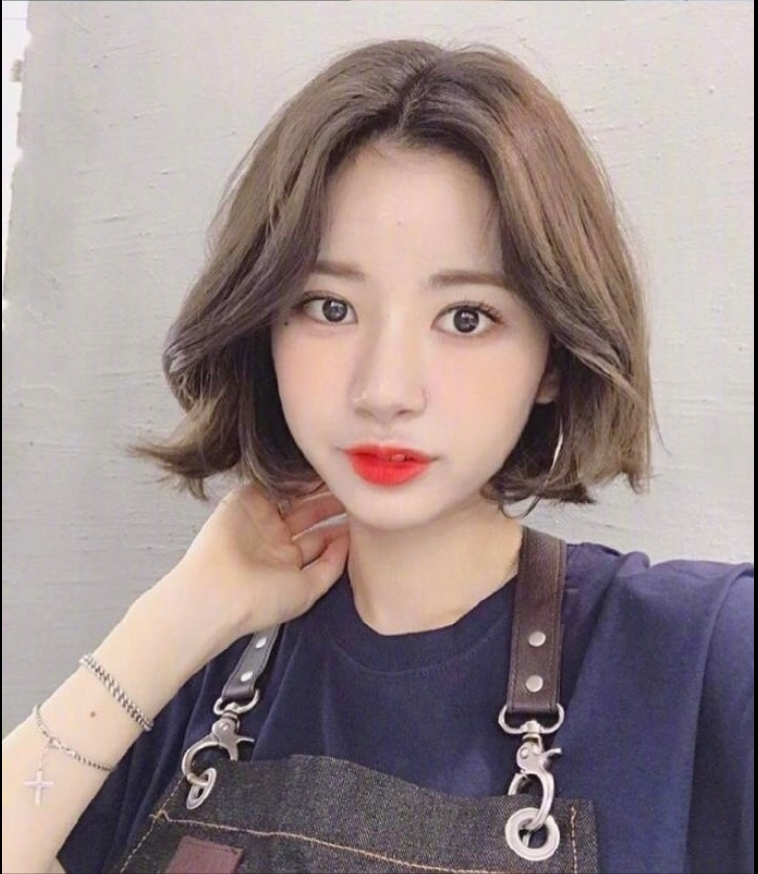 好看的女生短发发型图片_短发美女自拍照