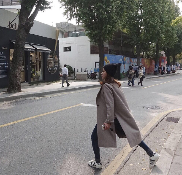 紧身牛仔裤搭配廓版大衣的穿衣搭配风格图片