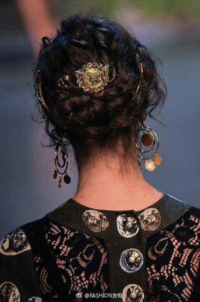 Dolce & Gabbana T台上的精美新娘盘头图片
